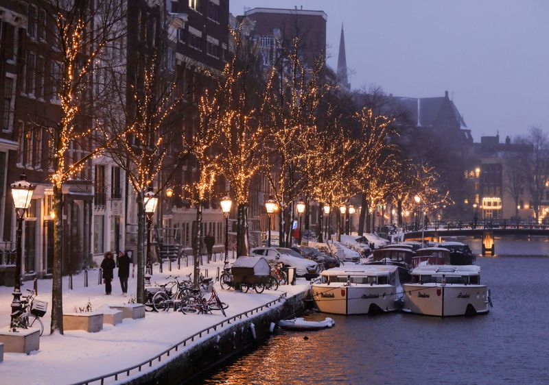 &copy; Reuters. FILE PHOTO: Canals are seen after heavy snowfall in Amsterdam