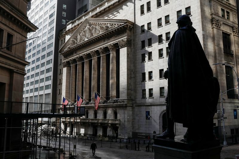 &copy; Reuters. A statue of George Washington is seen on Wall St. across from the NYSE is seen in New York