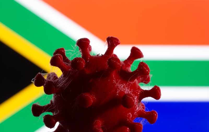 &copy; Reuters. Una riproduzione del coronavirus stampata in 3D di fronte alla bandiera del Sud Africa