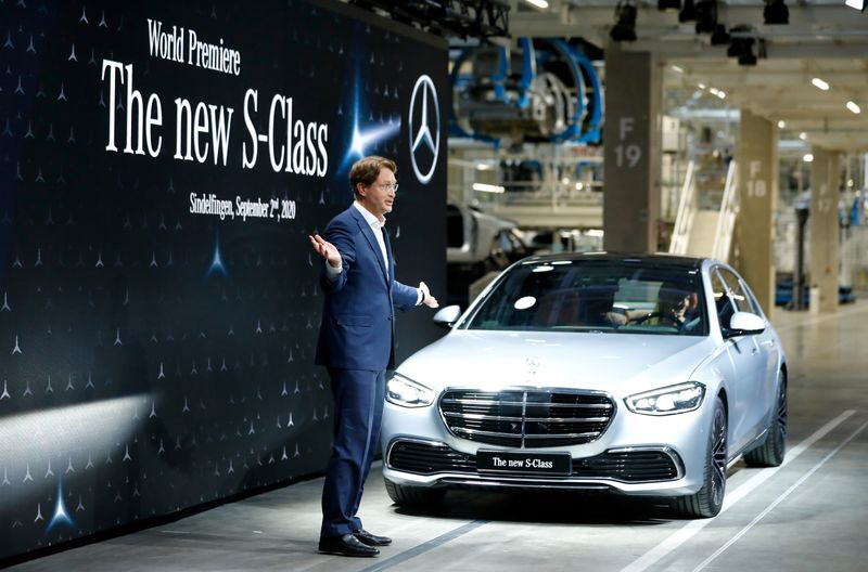 &copy; Reuters. FILE PHOTO: Daimler&apos;s Mercedes-Benz presents new S-Class