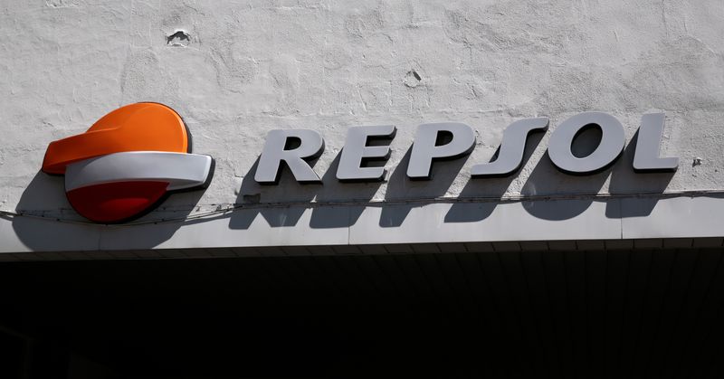 &copy; Reuters. Foto de archivo del logo de Repsol en una gasolinera en Madrid