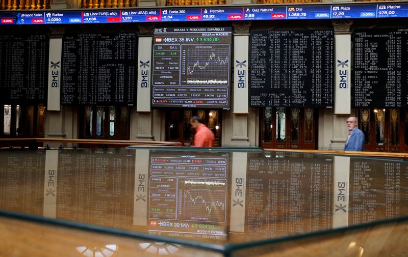 &copy; Reuters. Tableros electrónicos en la bolsa de Madrid