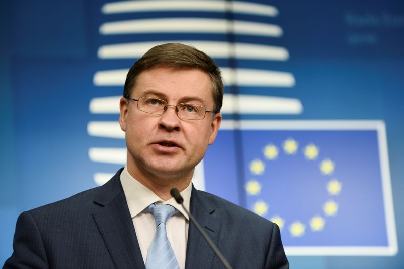 &copy; Reuters. El vicepresidente de la Comisión Europea, Valdis Dombrovskis, durante una rueda de prensa tras una reunión de ministros de Economía de la UE en Bruselas