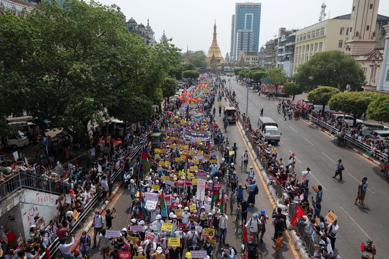 &copy; Reuters. من مراكز المدن للعاصمة القديمة.. المحتجون ينددون بانقلاب ميانمار