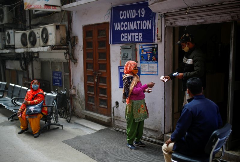 &copy; Reuters. Foto de archivo ilustrativa de un centro de vacunación contra el COVID-19 en Nueva Delhi