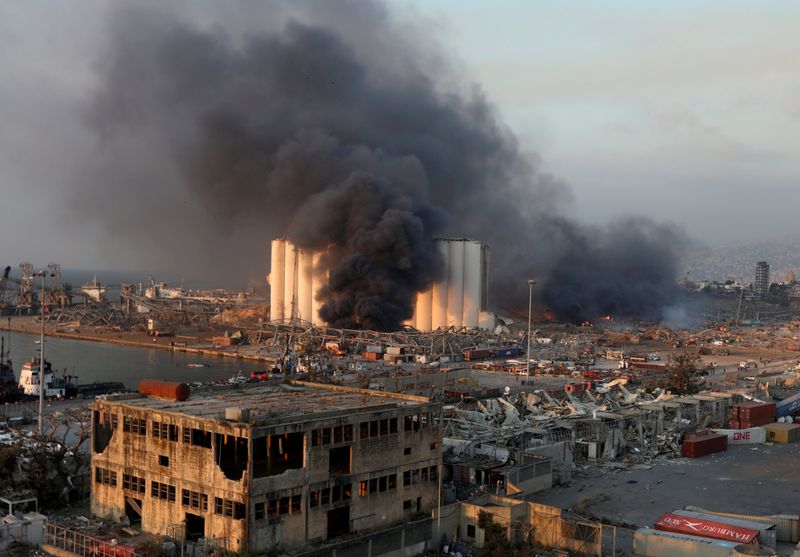 &copy; Reuters. FILE PHOTO: Smoke rises from the site of an explosion in Beirut&apos;s port area