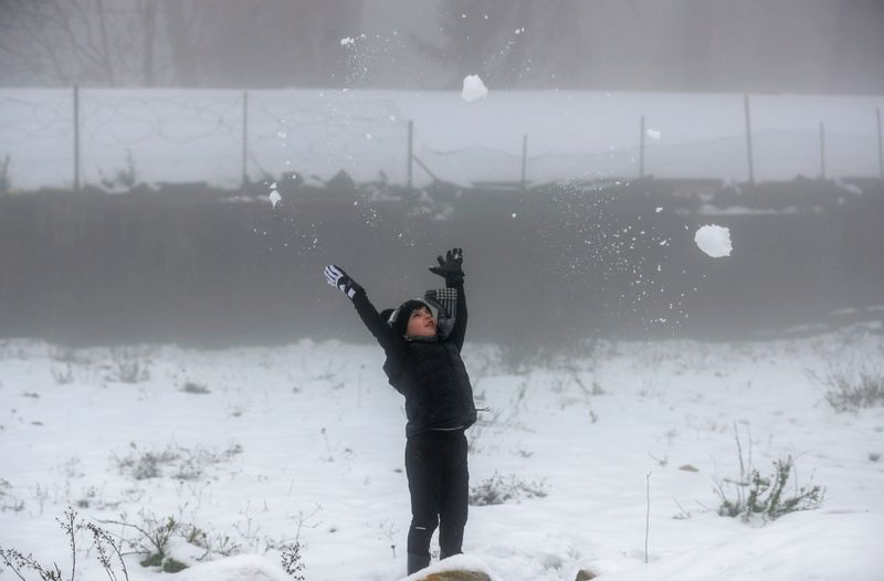 &copy; Reuters. عاصفة ثلجية نادرة تنثر الثلوج في الضفة الغربية
