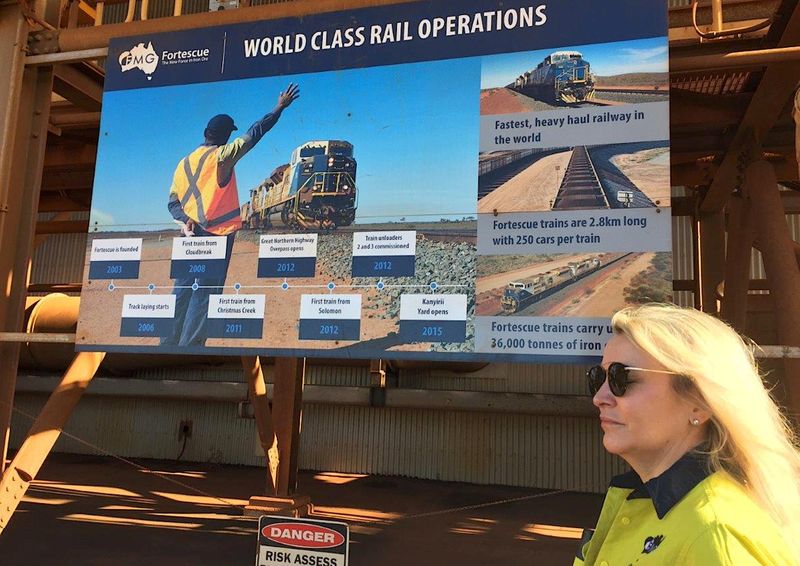 © Reuters. Presidente-executiva da Fortescue, Elizabeth Gaines, fala durante visita a operações da empresa em Port Hedland, na Austrália Ocidental