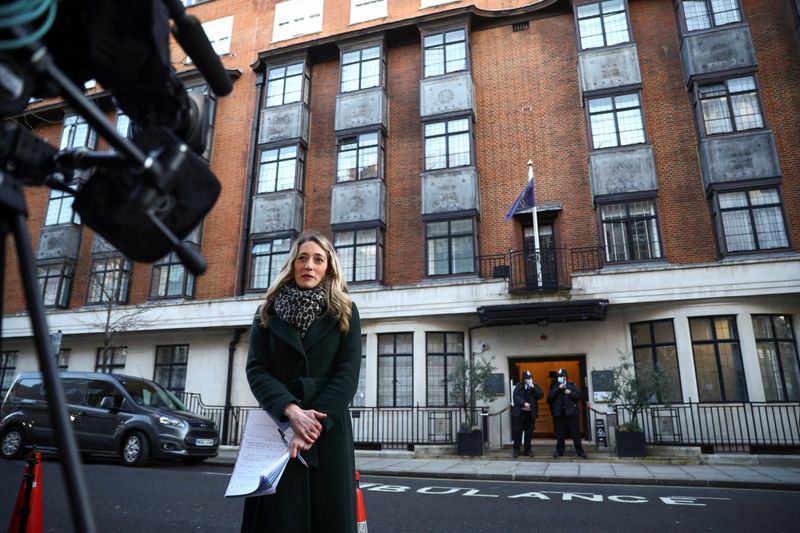 &copy; Reuters. Periodista frente al Hospital King Edward VII, donde ingresó el príncipe Felipe de Gran Bretaña, en Londres