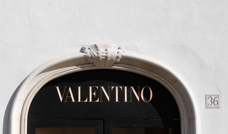 &copy; Reuters. Logo Valentino davanti a uno store di Roma