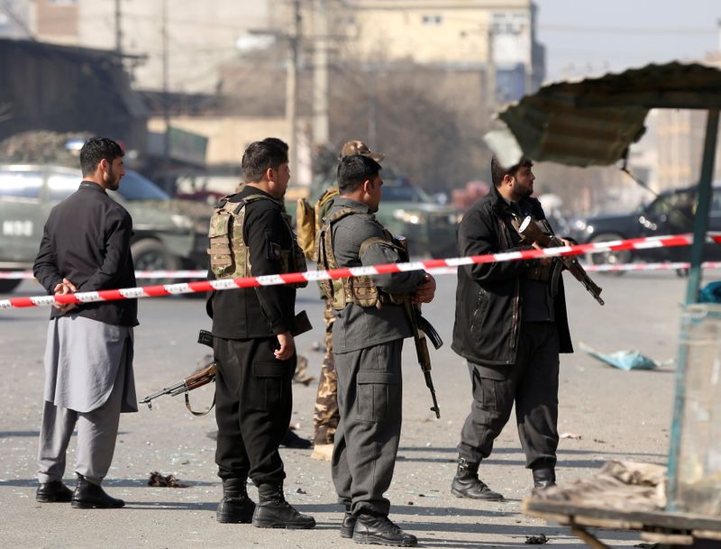 &copy; Reuters. Agentes de policía afganos hacen guardia en el lugar de una explosión en Kabul