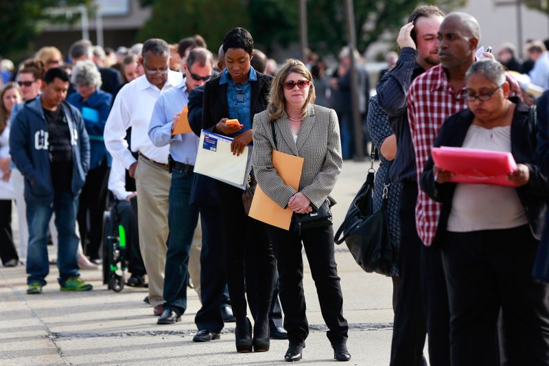 &copy; Reuters. Pessoas aguardam na fila em feira de emprego em Uniondale, Nova York