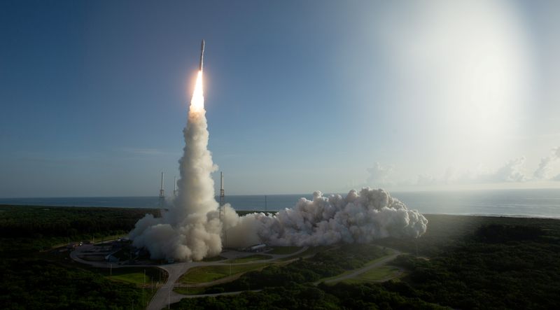 &copy; Reuters. FOTO DE ARCHIVO. Un cohete United Launch Alliance Atlas V que transporta el vehículo Mars 2020 Perseverance Rover de la NASA despega de la Estación de la Fuerza Aérea de Cabo Cañaveral, en Cabo Cañaveral, Florida, EEUU