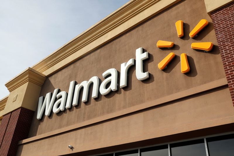 &copy; Reuters. WALMART BAT LES ATTENTES AU 4E TRIMESTRE MAIS LES PRÉVISIONS DÉÇOIVENT