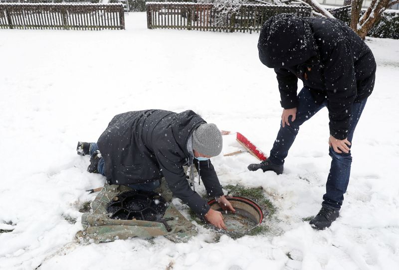 &copy; Reuters. Researchers open the earth shaft of a seismic station of the Swiss Seismological Service in Zurich