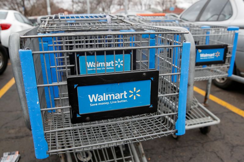 © Reuters. FILE PHOTO: FILE PHOTO: Walmart shopping carts are seen on the parking lot ahead of the Thanksgiving holiday in Chicago