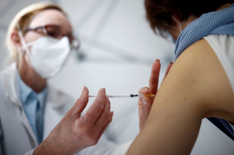 &copy; Reuters. FILE PHOTO: Coronavirus disease (COVID-19) vaccination in La Baule