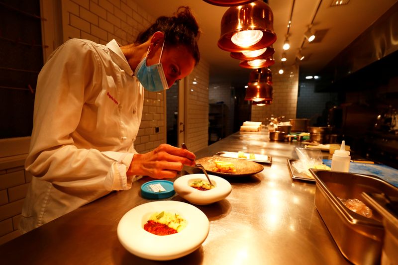 Fed up with loans, COVID-hit Spanish restaurants seek direct aid