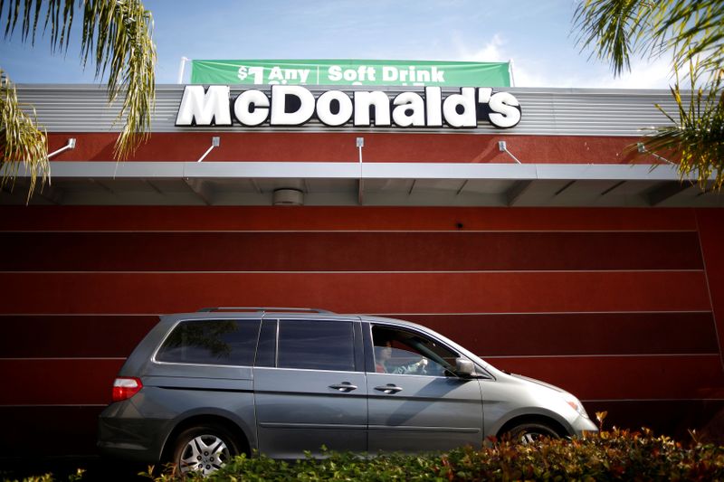 © Reuters. FILE PHOTO: People wait at a McDonald's drive through in Los Angeles