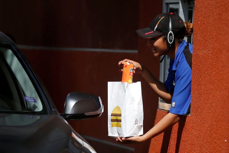 &copy; Reuters. FILE PHOTO: A McDonald&apos;s employee passes an order to a driver at a drive through restaurant in Los Angeles
