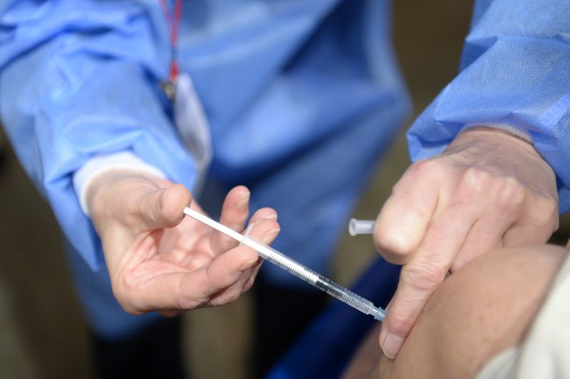 &copy; Reuters. Enfermeira aplica dose de vacina da AstraZeneca em funcionário de hospital em Bruxelas, na Bélgica