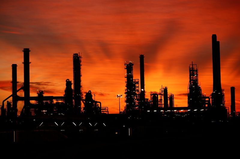 &copy; Reuters. تراجع النفط بعد تجاوزه 65 دولارا بفعل الطقس المتجمد في تكساس
