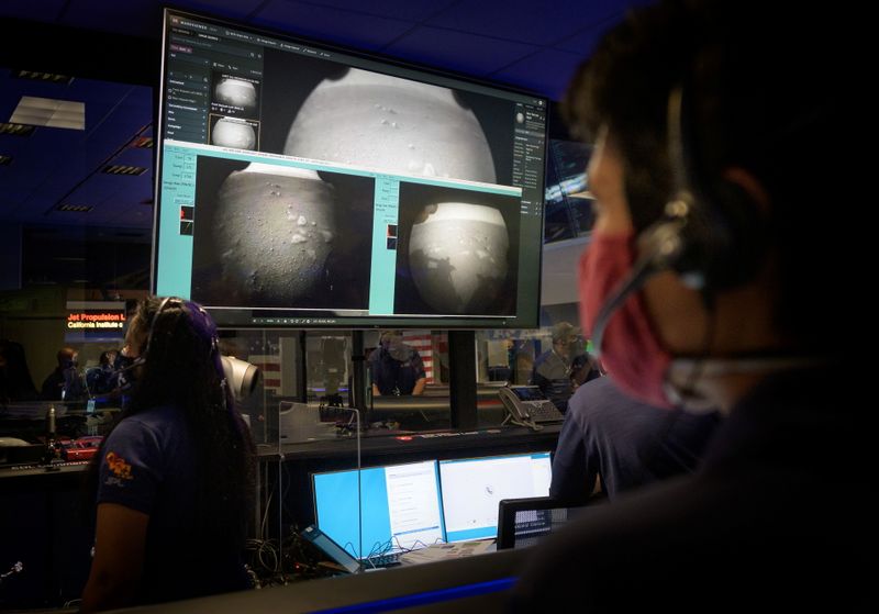 &copy; Reuters. Integrantes da missão Perseverance recebem primeiras imagens da sonda em solo marciano