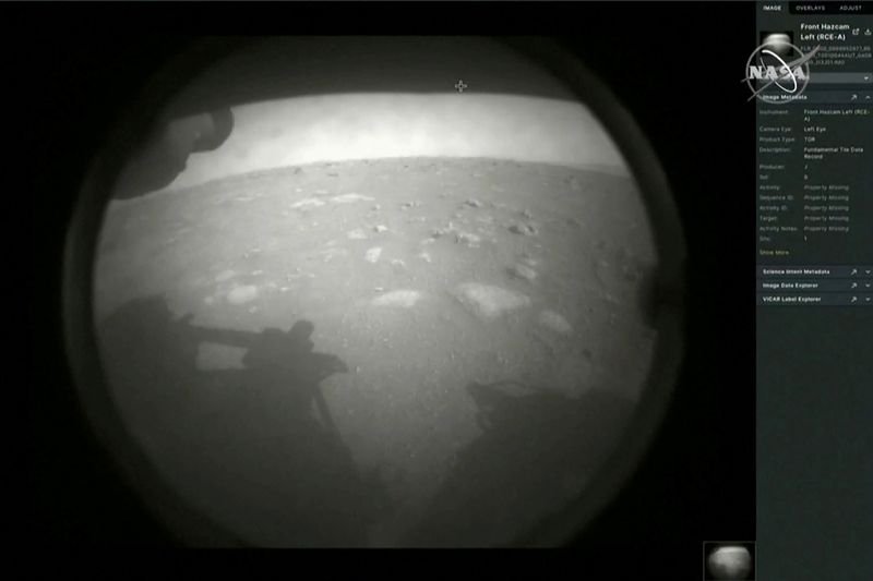 © Reuters. The first images arrive moments after NASA’s Perseverance Mars roverspacecraft successfully touched down on Mars
