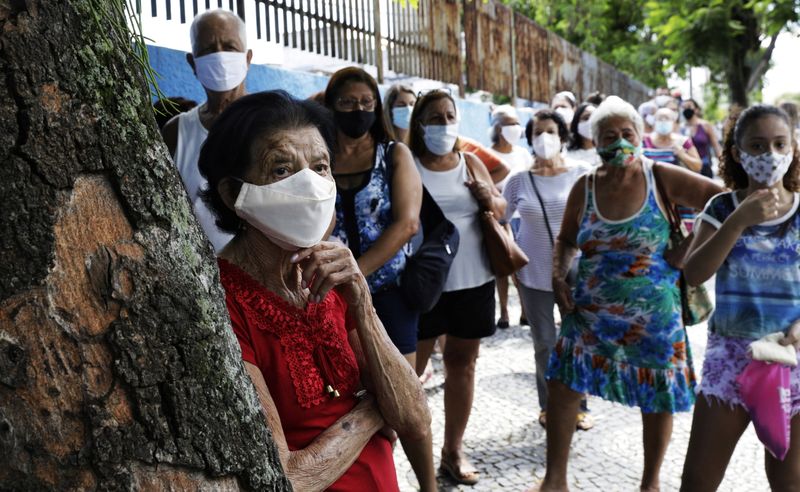 &copy; Reuters. Idosos fazem fila para tomar vacina contra Covid-19 em São Gonçalo (RJ)