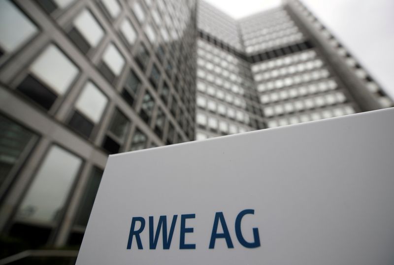 &copy; Reuters. FILE PHOTO: The headquarters of the German power supplier RWE is pictured in Essen