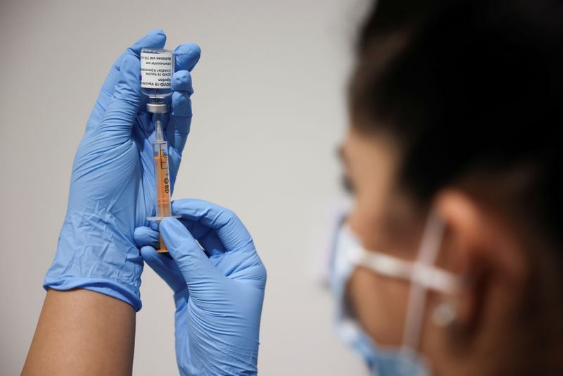 &copy; Reuters. FILE PHOTO: COVID-19 vaccinations in London