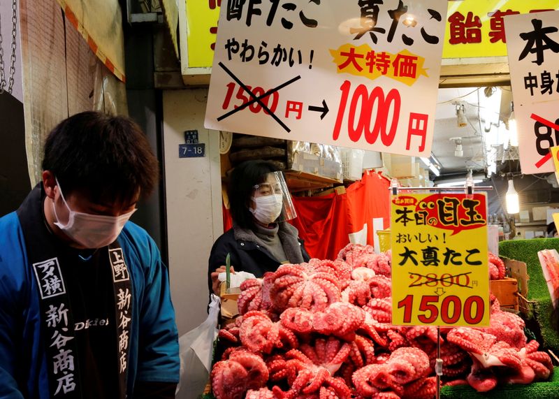 &copy; Reuters. FILE PHOTO: Vendors sell seafood amid coronavirus disease (COVID-19) outbreak in Tokyo