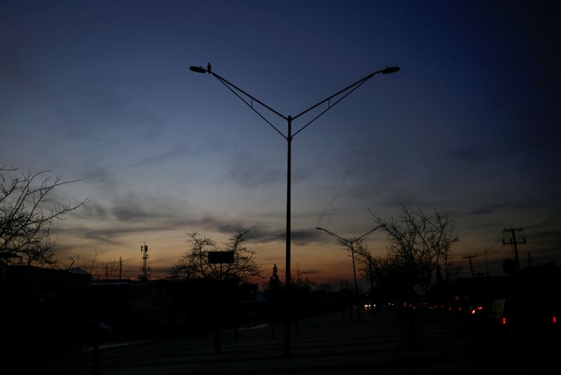 &copy; Reuters. FILE PHOTO: Light poles are pictured without power during an outage in Mexico&apos;s electricity network, in Ciudad Juarez