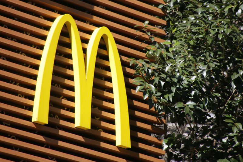 © Reuters. 日本マクドナルドＨＤ、社長に日色氏　カサノバ社長は会長に