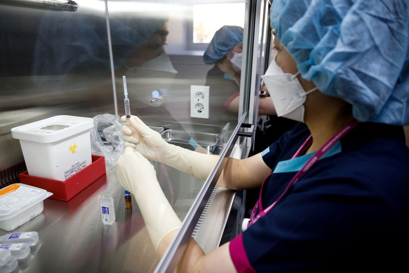 &copy; Reuters. FILE PHOTO: A nurse takes part in the coronavirus disease (COVID-19) vaccination mock drill at the COVID-19 vaccination center in Seoul