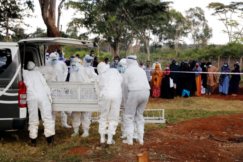 &copy; Reuters. FOTO DE ARCHIVO: Entierro de un fallecido por COVID-19 en Nairobi