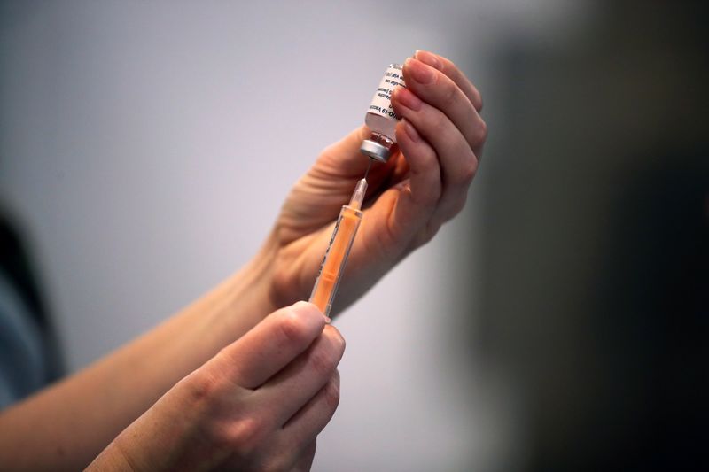 &copy; Reuters. FILE PHOTO: COVID-19 vaccinations in Blackburn