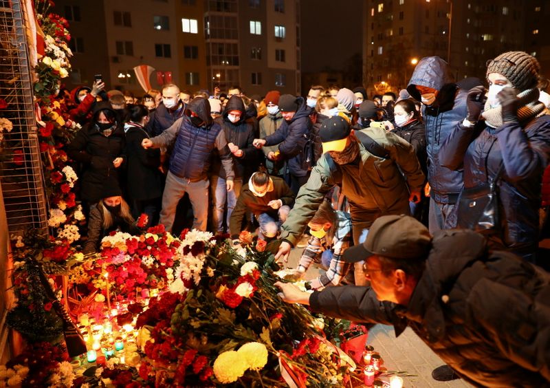&copy; Reuters. People gather to mourn the death of anti-government protester Roman Bondarenko in Minsk