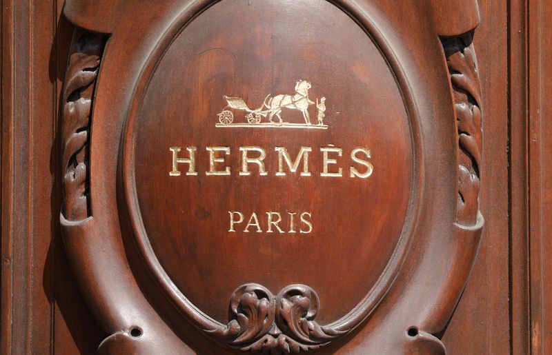 &copy; Reuters. FILE PHOTO: Hermes logo is seen in Paris