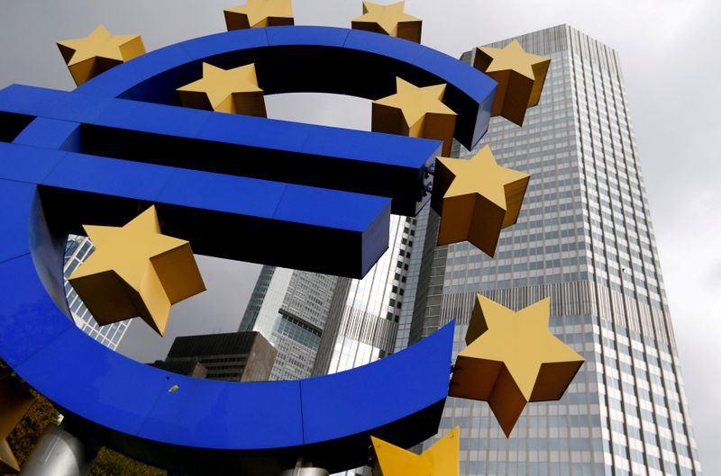 &copy; Reuters. Escultura con el logo del euro en Fráncfort, Alemania