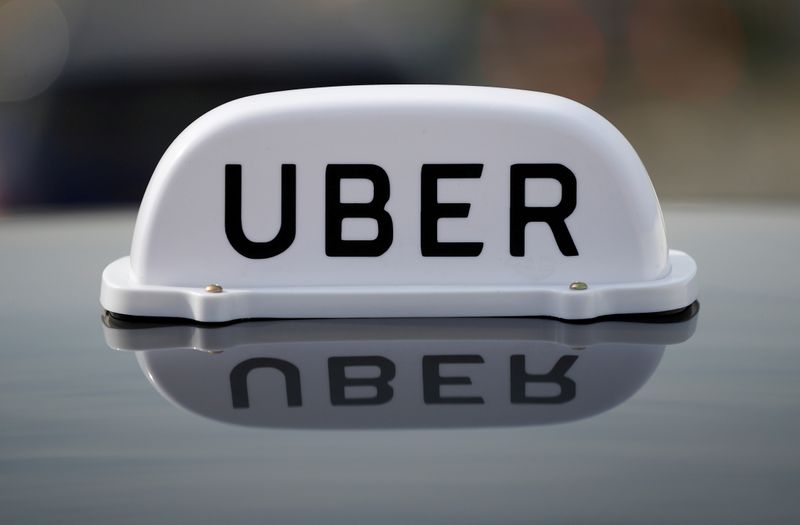 © Reuters. FILE PHOTO: The Logo of taxi company Uber is seen on the roof of a private hire taxi in Liverpool