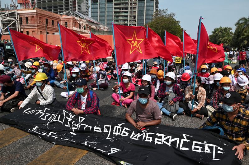 &copy; Reuters. Manifestantes contra el golpe militar en Rangún, Myanmar