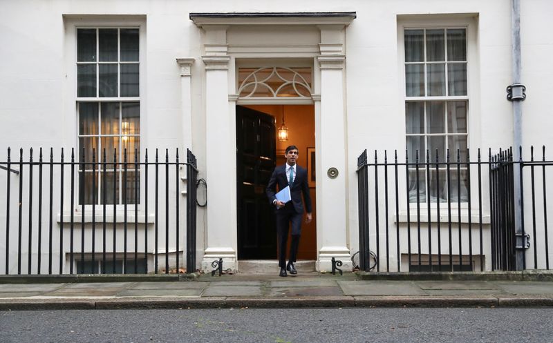 &copy; Reuters. FILE PHOTO: Britain&apos;s Chancellor of the Exchequer Sunak outside Downing Street, in London