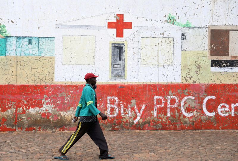 &copy; Reuters. FILE PHOTO: Outbreak of the coronavirus disease (COVID-19), in Soweto