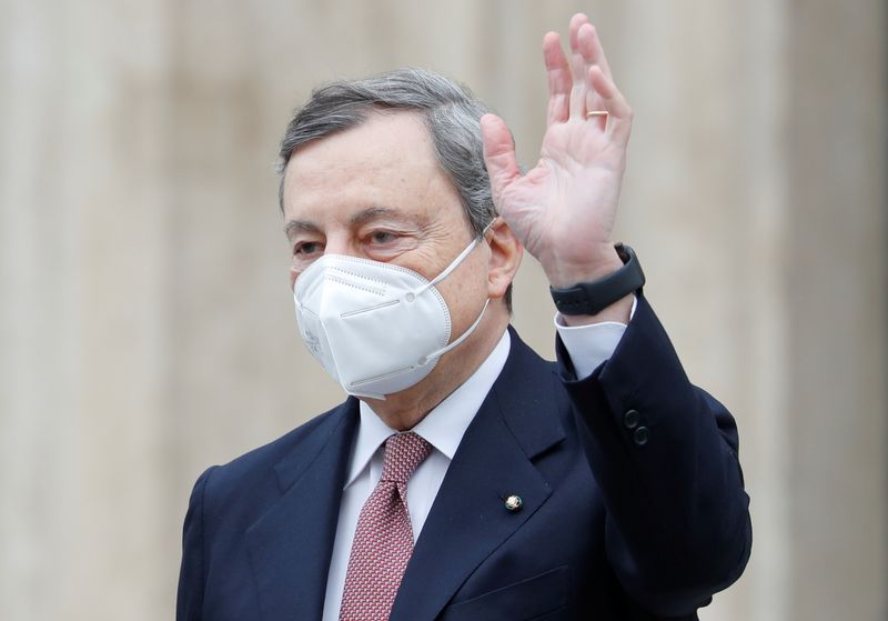 &copy; Reuters. El primer ministro italiano Mario Draghi sale de la cámara baja del parlamento en Roma, Italia