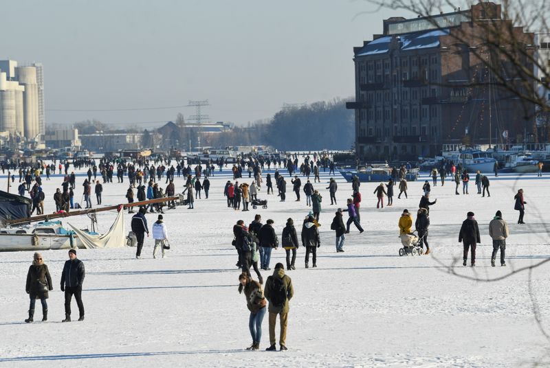 &copy; Reuters. Gente sobre el río congelado en la bahía de Rummelsburger en Berlín
