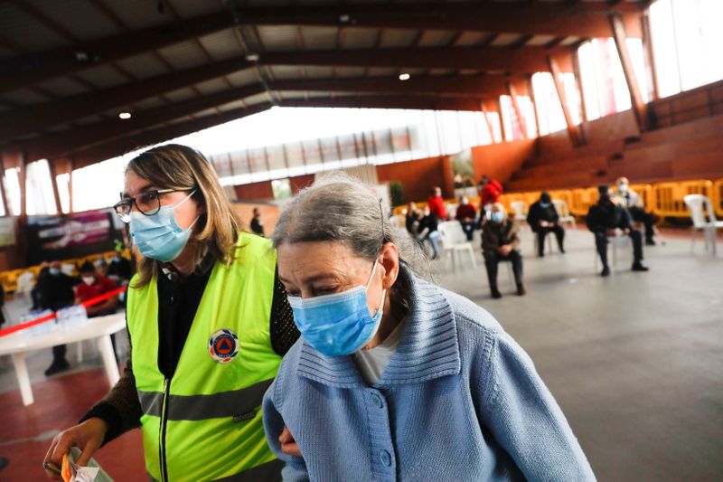 &copy; Reuters. Gente en un centro de vacunación contra el COVID-19 en Seixal