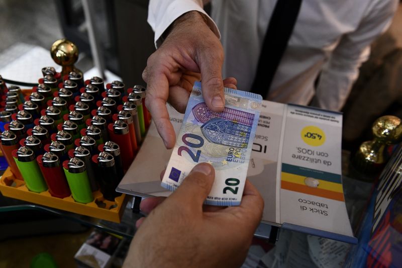 &copy; Reuters. Homem usa notas para pagar compras em Milão, Itália