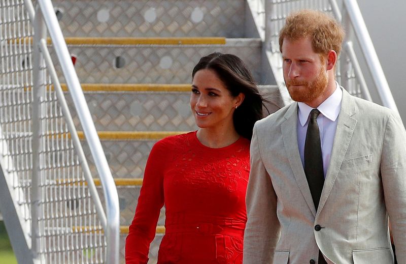 © Reuters. FILE PHOTO: Britain's Prince Harry and Meghan, Duchess of Sussex, in Tonga