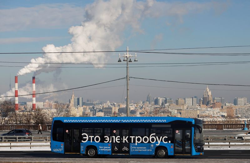 &copy; Reuters. An electric bus travels along a road in Moscow